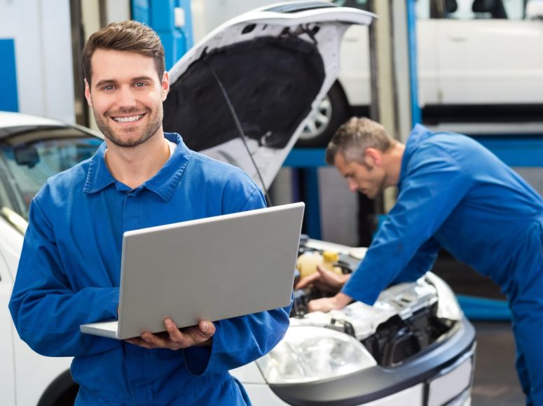 zwei Mechaniker, die die Reparatur und Wartung durchführen bei TOP Markenspezialist Autohaus Klöpper, Spezialist für Renault, Dacia in Umgebung Heiden, Reken, Borken, Lembeck, Ramsdorf, Velen, Maria Veen