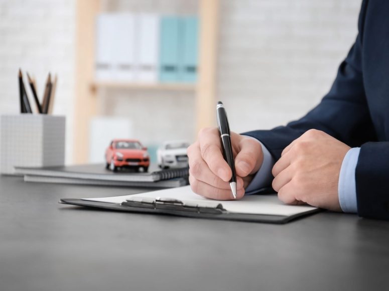 Kunde von Autohaus Klöpper TOP Markenspezialist für Renault, Dacia unterzeichnet eine Neuwagen-Vollmacht.